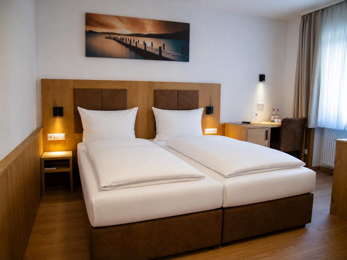 Doppelzimmer mit zwei zusammengestellten Betten und Wandbild